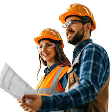 Couple avec casque de chantier souriant